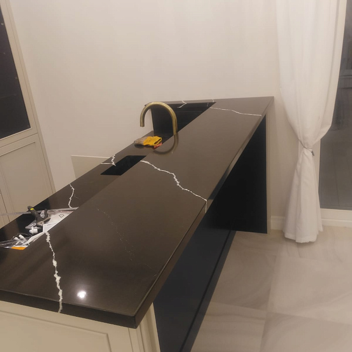 Столешница с барной стойкой Vicostone Marquina